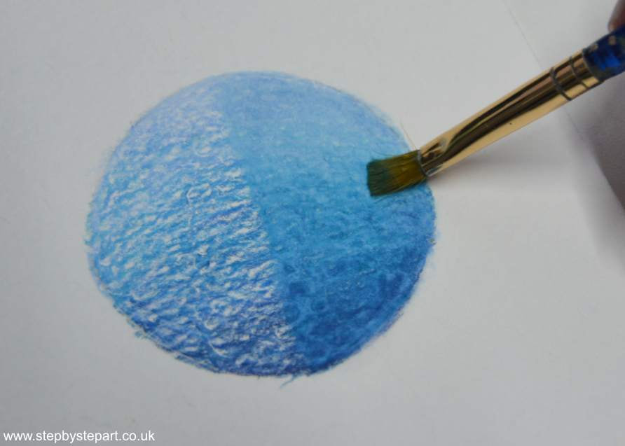 blue ball drawn in coloured pencils being blended using the Zest-it pencil blend product